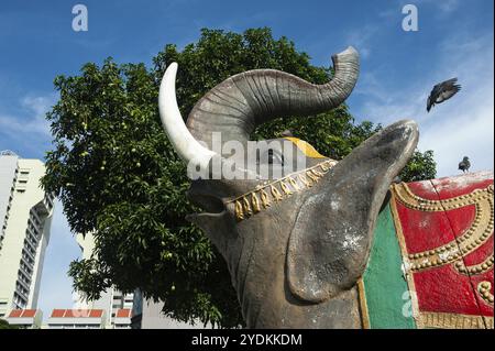 10.05.2019, Singapour, République de Singapour, Asie, sculpture colorée d'un éléphant sacré dans un petit parc de Little India, Asie Banque D'Images