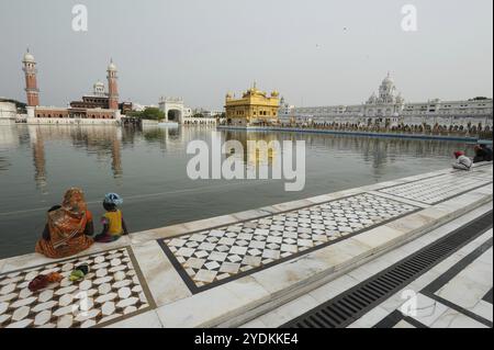 22.07.2011, Amritsar, Pendjab, Inde, fidèles sikhs du bassin d'eau sacrée (Amrit Sarover) du Temple d'Or, le plus haut sanctuaire des Sikhs Banque D'Images