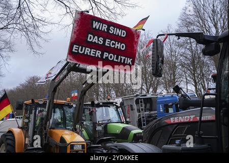 15.01.2024, Berlin, Allemagne, Europe, plusieurs milliers d'agriculteurs, des artisans, des transitaires et des travailleurs du transport participent aux Free Farmers Banque D'Images