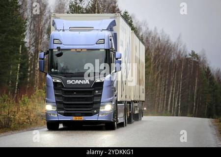 LOHJA, FINLANDE, 24 NOVEMBRE 2016 : la nouvelle combinaison de camion remorque Scania R520 de nouvelle génération sur la route un jour de pluie en novembre. Scania Oy présente Banque D'Images