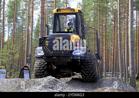 JAMSA, FINLANDE, le 2 SEPTEMBRE 2016 : le transitaire de Ponsse Buffalo avance fermement le long d'un sol boisé accidenté dans une démonstration de travail sur FinnMETKO 2016 Banque D'Images