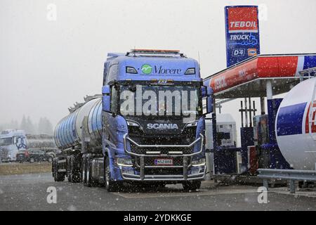 FORSSA, FINLANDE, 23 AVRIL 2017 : le camion-citerne SCANIA R520 de nouvelle génération de RMK Liikenne-TRANS Oy pour le transport d'AdBlue décharge l'échappement diesel fl Banque D'Images