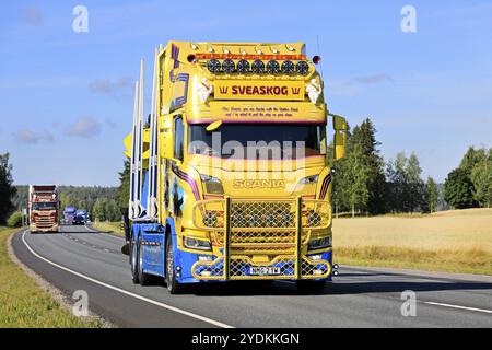 Camion en bois Scania R650 bleu jaune personnalisé année 2021 de Swenke transport dans le convoi de camions au Power Truck Show. Urjala, Finlande. 11 août 2022 Banque D'Images