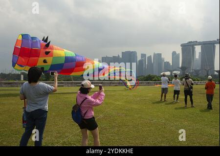 29.07.2018, Singapour, République de Singapour, Asie, les gens volent des cerfs-volants sur le jardin verdoyant du toit du barrage Marina. Le Marina Bay Sands Hotel est là Banque D'Images