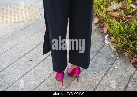 15.03.2019, Singapour, République de Singapour, Asie, Une femme aux talons hauts roses attend à un carrefour routier, Asie Banque D'Images