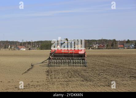 SALO, FINLANDE, 14 MAI 2017 : tracteur agricole et semoir travaillant dans les champs par une journée ensoleillée de printemps, vue arrière Banque D'Images