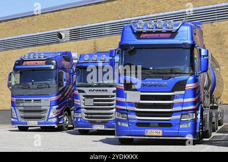 TURKU, FINLANDE, 29 JUILLET 2017 : flotte de trois camions-citernes modernes de Niinexpress Oy, Next Generation Scania R500, Scania R450 et Volvo FH stationnés sur un Banque D'Images