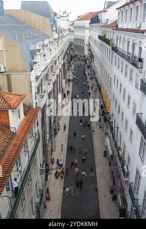 11.06.2018, Lisbonne, Portugal, Europe, vue d'en haut de la zone piétonne Rua do Carmo dans le centre historique Baixa de la capitale portugaise, Euro Banque D'Images