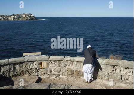 21/09/2018, Sydney, Nouvelle-Galles du Sud, Australie, Un touriste musulman se tient à Mackenzies point le long de la promenade côtière entre Bondi et Bronte et Looks Banque D'Images