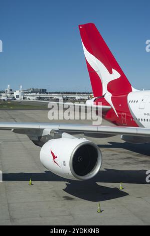 28.09.2019, Sydney, Nouvelle-Galles du Sud, Australie, Un Airbus A380-800 de Qantas stationne à la porte d'embarquement de l'aéroport international Kingsford Smith Banque D'Images