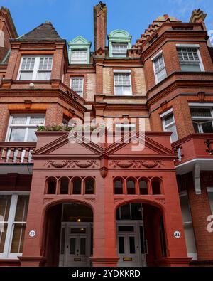 Londres 06.15.2022 : détail de la façade d'une maison à Sloane Gardens Banque D'Images