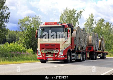 Camion Volvo FH 540 personnalisé de Rajalin Oy transporte des tambours de câble vides sur remorque le long de l'autoroute un jour d'été. Tenhola, Finlande. 5 juillet 2019 Banque D'Images