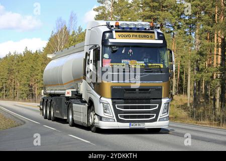 SALO, FINLANDE, 21 AVRIL 2017 : Volvo FH Euro 6 Zlota personnalisé de Pologne transporte des marchandises le long de l'autoroute rurale au printemps dans le sud de la Finlande Banque D'Images