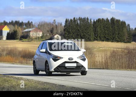 Voiture urbaine Toyota Aygo blanche, modèle de lifting de deuxième génération, à grande vitesse sur l'autoroute. Salo, Finlande. 19 avril 2024 Banque D'Images