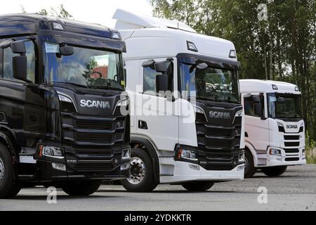 Seinaejoki, Finlande, 11 août 2018. Trois camions lourds Scania nouvelle génération alignés sur un chantier, détail, Europe Banque D'Images