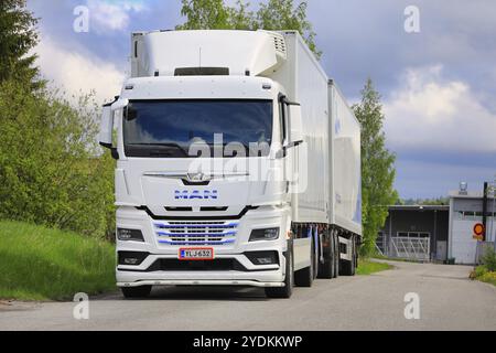 Camion MAN TGX 26,510 blanc neuf devant une remorque réfrigérée garée sur une cour asphaltée. Salo, Finlande. 29 mai 2022 Banque D'Images