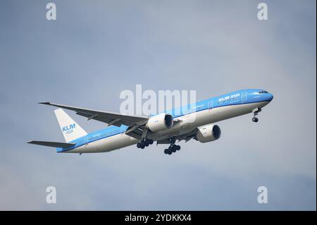 26.07.2023, Singapour, République de Singapour, Asie, Un Boeing 777-300ER de KLM Asia, immatriculé pH-BVC, en approche de Changi Interna Banque D'Images