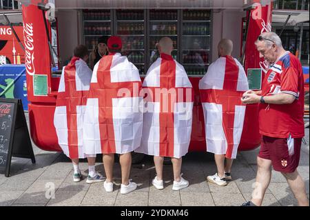 14.07.2024, Berlin, Allemagne, Europe, les fans de l'équipe nationale d'Angleterre de football avec le drapeau national d'Angleterre drapé autour d'eux se rassemblent sur Breitsc Banque D'Images