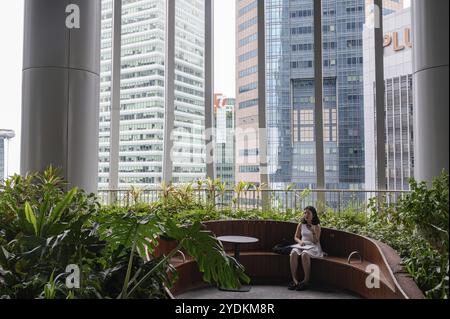 01.08.2023, Singapour, République de Singapour, Asie, Un visiteur sur l'un des quatre niveaux du jardin vertical Green Oasis dans le nouveau skyscra CapitaSpring Banque D'Images