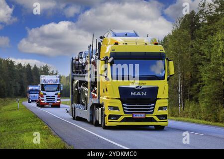 Le nouveau camion de transport de voiture MAN TGX transporte des véhicules dans le trafic routier lourd un jour d'automne. Raasepori, Finlande. 9 septembre 2021 Banque D'Images