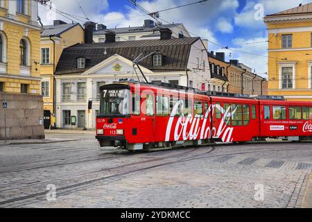 Déménagement du tramway HSL avec publicité Coca-Cola et Sederholm House, le plus ancien bâtiment du centre-ville, en arrière-plan. Helsinki, Finlande. 25 mai 2020 Banque D'Images