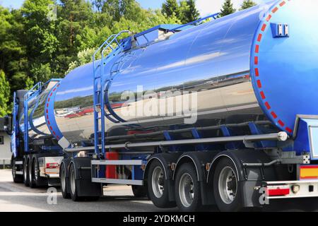 Détail de la vue arrière d'un camion bleu stationné avec des remorques-citernes transparentes Banque D'Images