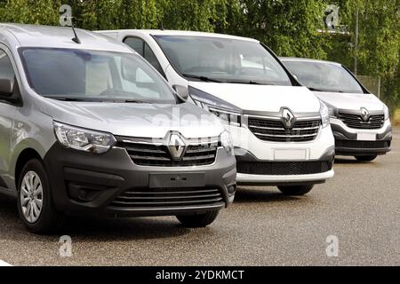 Trois fourgonnettes Renault argentées et blanches, nouvelle Renault Express à l'avant, garées sur un chantier asphalté un jour d'été. Salo, Finlande. 15 août 2021 Banque D'Images