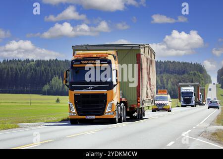 Convoi de transports de charges exceptionnels transportant des cabines portables, jaune Volvo FH camion semi-remorque Rantala d'abord. Jokioinen, Finlande. 15 juin 2020 Banque D'Images