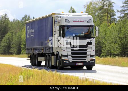 White Scania S500 Truck Kantonen Oy tire une remorque de fret sur l'autoroute 25 du port de Hanko à l'intérieur des terres le jour de l'été. Raasepori, Finlande. 5 juillet 2019 Banque D'Images