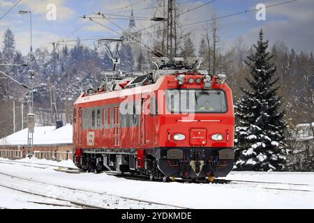 Véhicule d'inspection de voie Ttr99 MEERI par le MERMEC italien inspectant le chemin de fer côtier, arrivant à Salo, Finlande. 12 février 2021 Banque D'Images