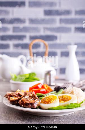 petit déjeuner frais, œufs durs avec viande de riz et légumes sur l'assiette Banque D'Images