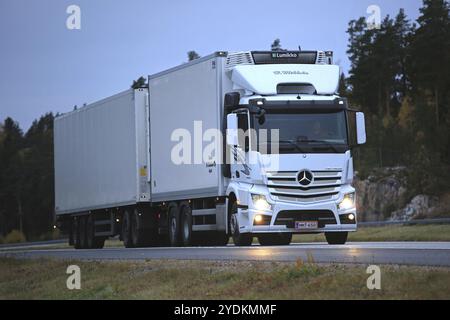 PAIMIO, FINLANDE, 14 OCTOBRE 2016 : camion frigorifique Mercedes-Benz Actros 2545 blanc de H. Mikkola transporte des marchandises le long de l'autoroute tard dans la soirée Banque D'Images