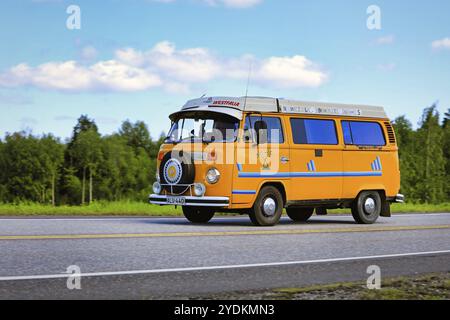 Camionnette Volkswagen Westfalia jaune classique à grande vitesse sur l'autoroute 2 lors d'une belle journée d'été. Forssa, Finlande. 31 juillet 2020 Banque D'Images