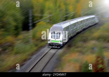 Train de voyageurs à grande vitesse en automne, vue surélevée, flou de mouvement Banque D'Images