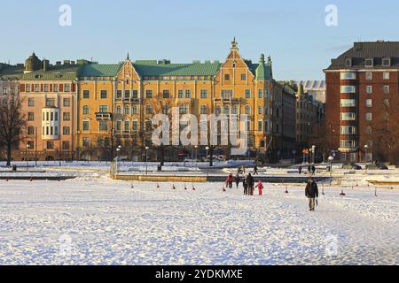 Les gens marchent sur la mer gelée près du rivage d'Helsinki, en Finlande. En raison de la vague de froid de février 2018, la glace est assez forte pour supporter Banque D'Images