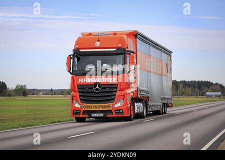 Camion orange Mercedes-BENZ Actros de Fehrenkoetter GmbH, Allemagne, tirant une remorque spéciale sur route. Charge exceptionnelle. Marttila, Finlande. 14 mai 2021, Banque D'Images