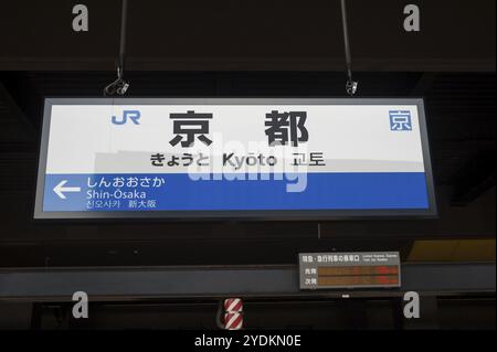 23.12.2017, Kyoto, Japon, Asie, panneau suspendu au-dessus d'une plate-forme à la gare centrale de Kyoto, Asie Banque D'Images