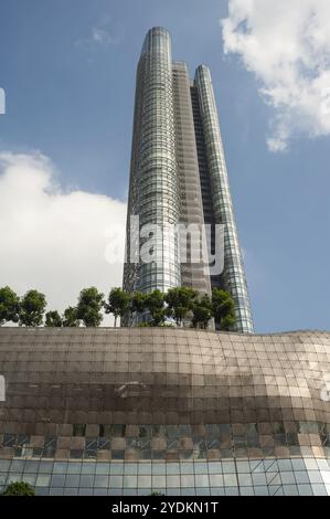 12.03.2020, Singapour, République de Singapour, Asie, le gratte-ciel moderne de la tour résidentielle The Orchard Residences et le shopping ION Orchard Banque D'Images