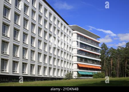 Le Sanatorium de Paimio, conçu par l'architecte finlandais Alvar Aalto et achevé en 1933, par une journée ensoleillée d'été. Paimio, Finlande. 21 juin 2019 Banque D'Images