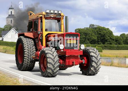 Kimito, Finlande. 6 juillet 2019. Tracteur Volvo BM 814 sur Kimito Tractorkavalkad, tracteur Cavalcade, parade annuelle de tracteurs. 814 a été introduit en 1969 Banque D'Images