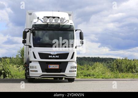 LOHJA, FINLANDE, 11 JUIN 2016 : camion frigorifique HOMME blanc garé sur la cour asphaltée d'un arrêt de camion en été Banque D'Images