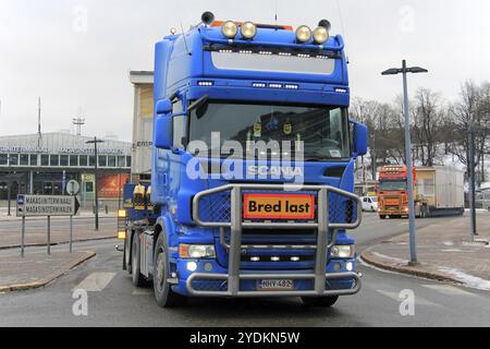 HELSINKI, FINLANDE, le 16 JANVIER 2017 : deux transports semi-surdimensionnés Scania de modules de maisons préfabriquées partent de South Harbor à Helsin Banque D'Images