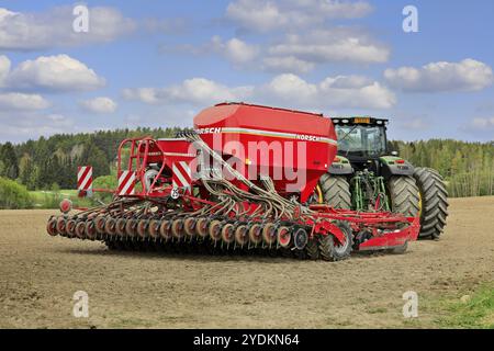 Machine de semis et de plantation Horsch Pronto 6 DC et tracteur John Deere dans le champ par une belle journée de printemps. Vue arrière. Salo, Finlande. 16 mai 2021 Banque D'Images