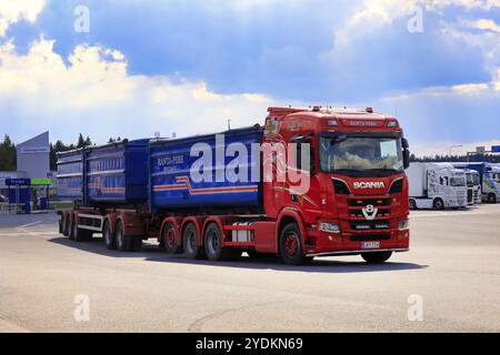 Rouge, personnalisé SCANIA R650 camion de Kuljetus Ranta-Pere Oy devant une remorque sur un arrêt de camion à Forssa, Finlande. 17 juillet 2020 Banque D'Images