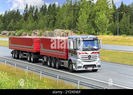 Camion Mercedes-Benz Actros de Haikonen tirant la remorque de trémie le long de l'autoroute un jour d'été. Salo, Finlande. 10 juillet 2020 Banque D'Images