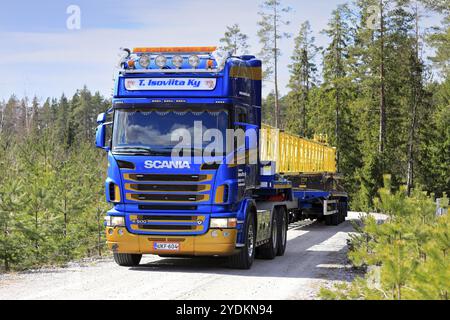 La semi-remorque Scania de T. Isoviita Ky transporte une partie de la grue de service pour le remplacement des pales d'éoliennes. Charge surdimensionnée. Salo, Finlande. 30 avril 2021 Banque D'Images