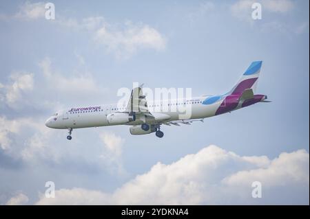 02/06/2024, Berlin, Allemagne, Europe, Un Airbus A321-231 d'Eurowings immatriculé d-AIDO approche Berlin Brandenburg Airpor Banque D'Images