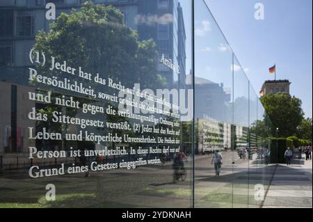 17 mai 2024, Berlin, Allemagne, Europe, plaques de verre avec l'inscription des 19 premiers articles de la Loi fondamentale, les soi-disant droits fondamentaux o Banque D'Images