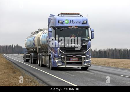 KOSKI TL, FINLANDE, le 2 AVRIL 2017 : le camion-citerne Scania R520 de nouvelle génération équipé d'un pare-buffle de RMK Liikenne-TRANS Oy transporte du fluide AdBlue le long de Highwa Banque D'Images