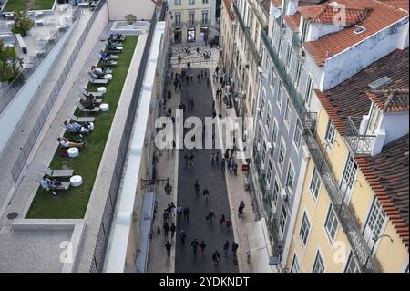 11.06.2018, Lisbonne, Portugal, Europe, vue d'en haut de la zone piétonne Rua do Carmo dans le centre historique Baixa de la capitale portugaise, Euro Banque D'Images